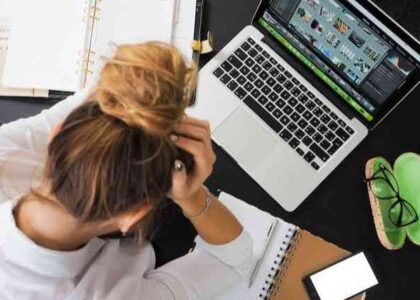 Stressed woman sitting in front of a computer.