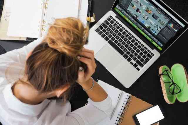 Stressed woman sitting in front of a computer.